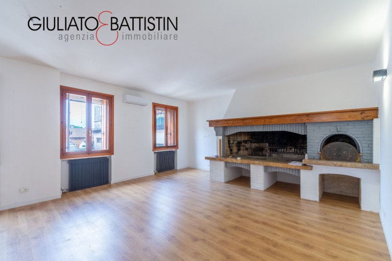 Altavilla centro in palazzina di sole due unità proponiamo libero, spazioso (mq. 155) tricamere o...