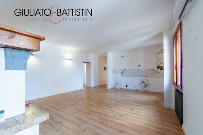 Altavilla centro in palazzina di sole due unità proponiamo libero, spazioso (mq. 155) tricamere o...