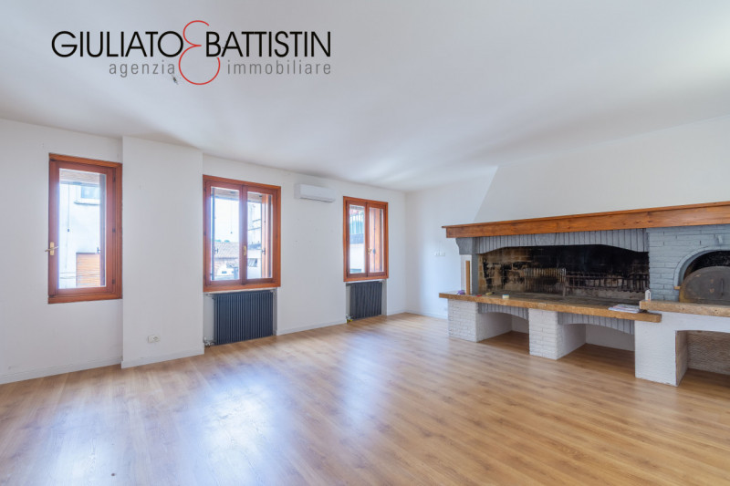 Altavilla centro in palazzina di sole due unità proponiamo libero, spazioso (mq. 155) tricamere o...