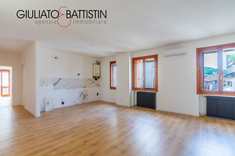 Altavilla centro in palazzina di sole due unità proponiamo libero, spazioso (mq. 155) tricamere o...