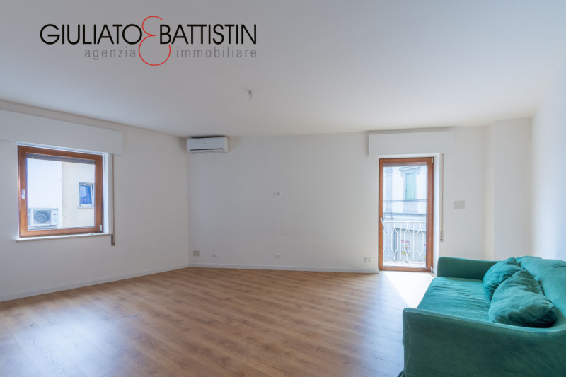 Altavilla centro in palazzina di sole due unità proponiamo libero, spazioso (mq. 155) tricamere o...