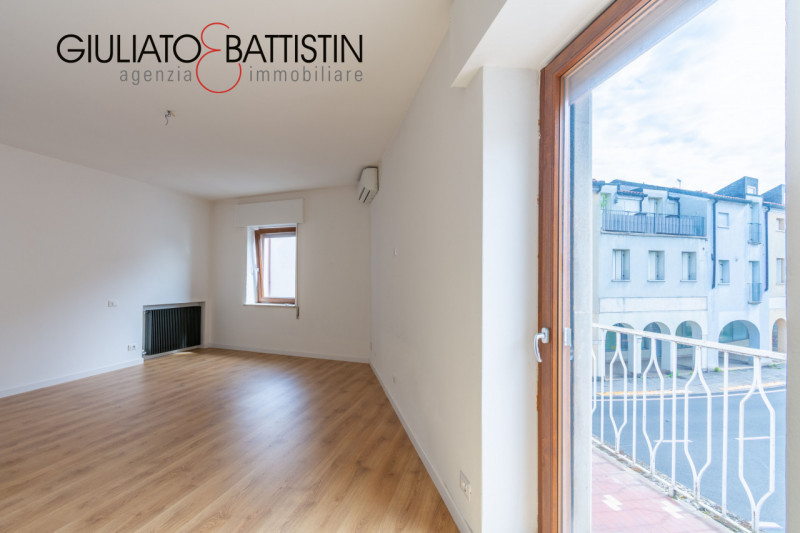 Altavilla centro in palazzina di sole due unità proponiamo libero, spazioso (mq. 155) tricamere o...