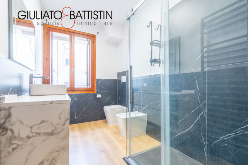 Altavilla centro in palazzina di sole due unità proponiamo libero, spazioso (mq. 155) tricamere o...
