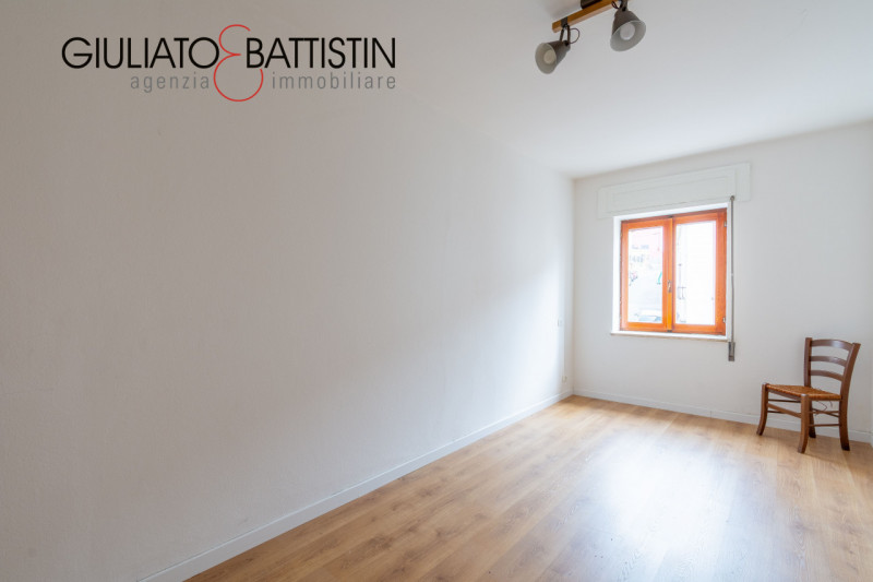 Altavilla centro in palazzina di sole due unità proponiamo libero, spazioso (mq. 155) tricamere o...