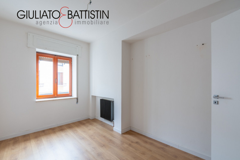 Altavilla centro in palazzina di sole due unità proponiamo libero, spazioso (mq. 155) tricamere o...