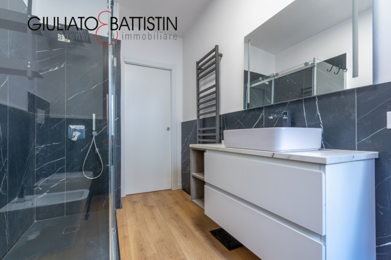 Altavilla centro in palazzina di sole due unità proponiamo libero, spazioso (mq. 155) tricamere o...