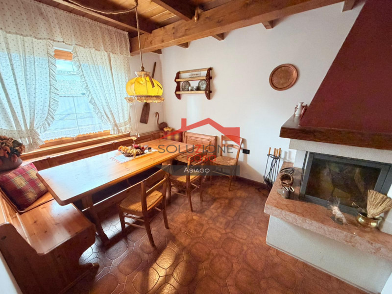 Appartamento duplex al secondo piano ,7 minuti a piedi dal centro di Gallio . Soggiorno ampio con...