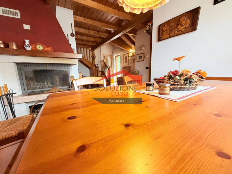 Appartamento duplex al secondo piano ,7 minuti a piedi dal centro di Gallio . Soggiorno ampio con...
