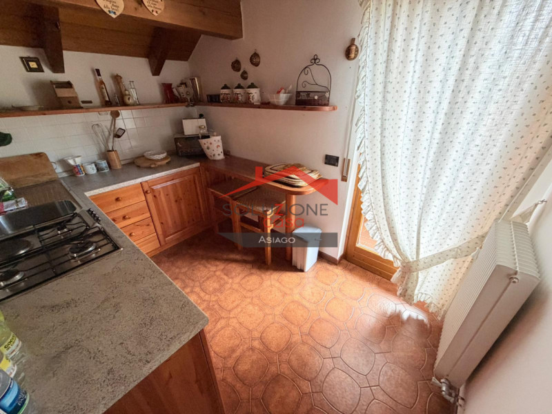 Appartamento duplex al secondo piano ,7 minuti a piedi dal centro di Gallio . Soggiorno ampio con...