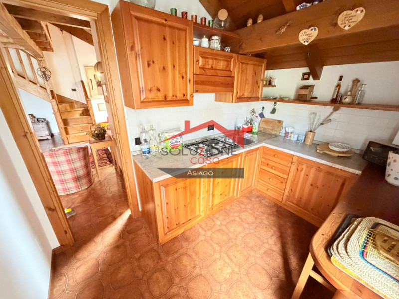 Appartamento duplex al secondo piano ,7 minuti a piedi dal centro di Gallio . Soggiorno ampio con...