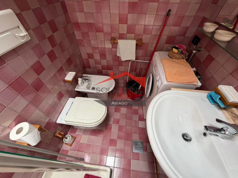 Appartamento duplex al secondo piano ,7 minuti a piedi dal centro di Gallio . Soggiorno ampio con...