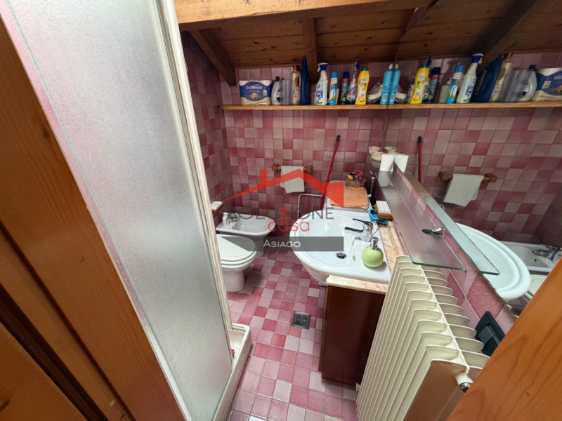 Appartamento duplex al secondo piano ,7 minuti a piedi dal centro di Gallio . Soggiorno ampio con...