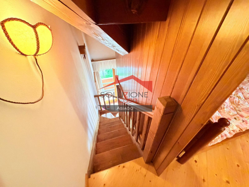 Appartamento duplex al secondo piano ,7 minuti a piedi dal centro di Gallio . Soggiorno ampio con...