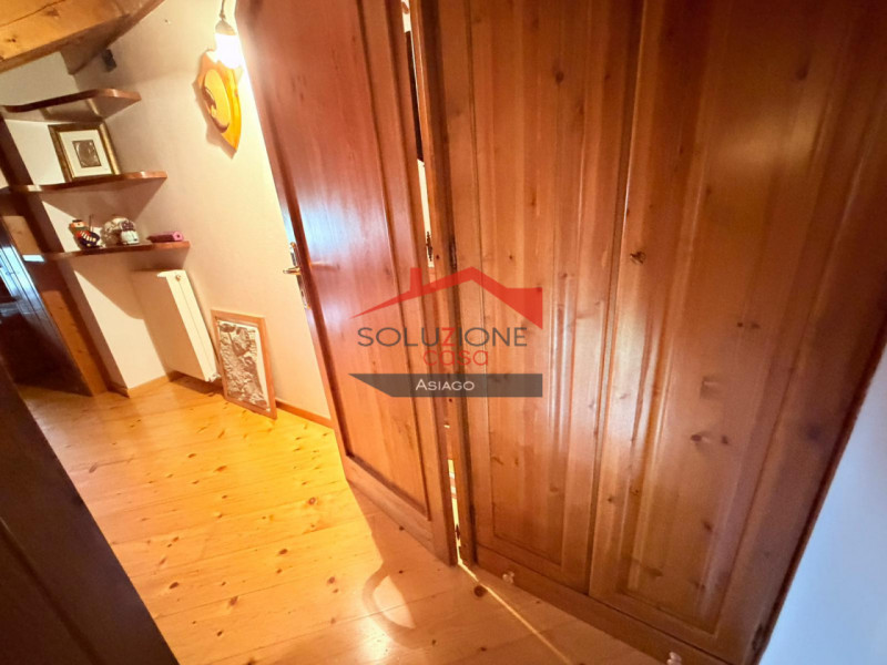 Appartamento duplex al secondo piano ,7 minuti a piedi dal centro di Gallio . Soggiorno ampio con...