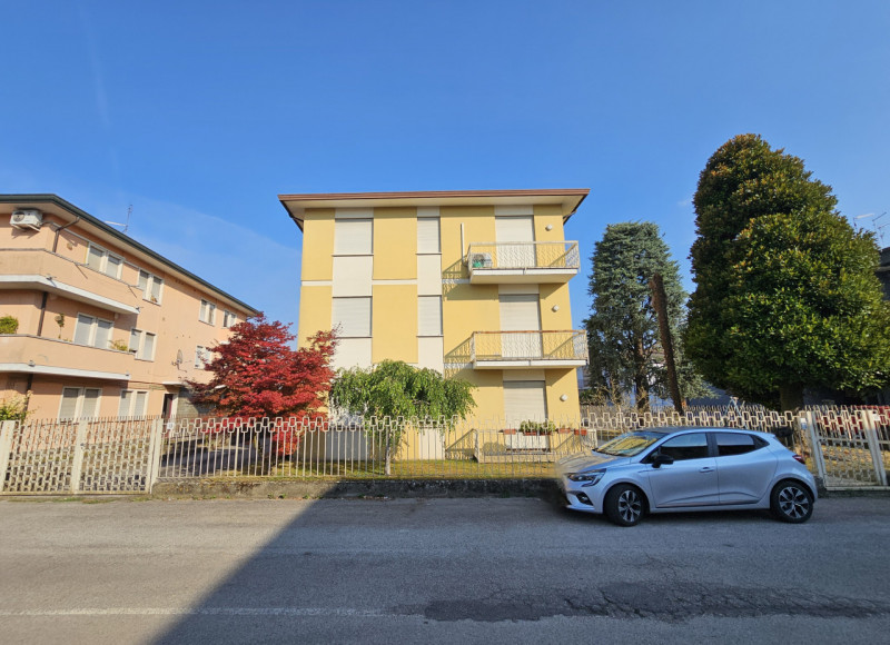Proponiamo in vendita, per investimento, appartamento al secondo piano di una palazzina composta ...