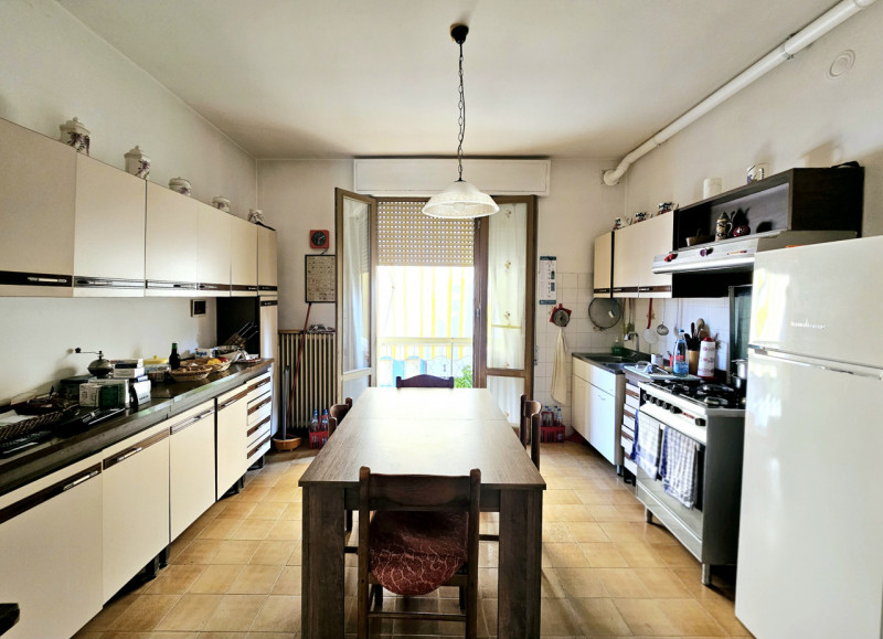 Proponiamo in vendita, per investimento, appartamento al secondo piano di una palazzina composta ...