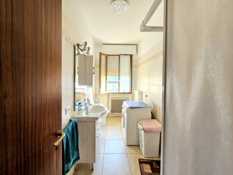 Proponiamo in vendita, per investimento, appartamento al secondo piano di una palazzina composta ...