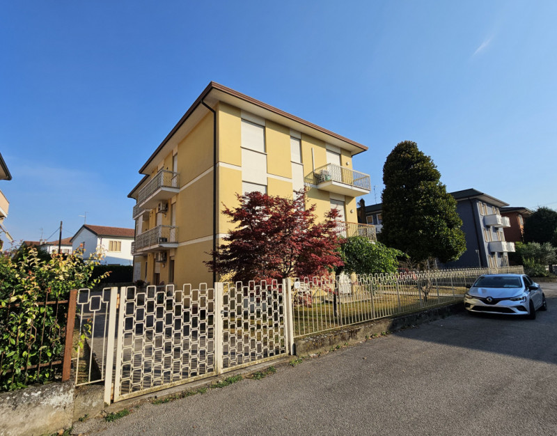 Proponiamo in vendita per investimento, in una tranquilla zona residenziale di Este, appartamento...