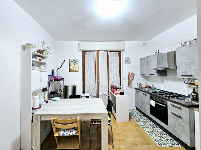 Proponiamo in vendita per investimento, in una tranquilla zona residenziale di Este, appartamento...