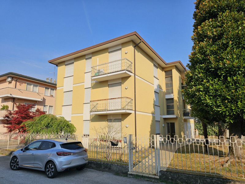 Proponiamo in vendita per investimento, in una tranquilla zona residenziale di Este, appartamento...