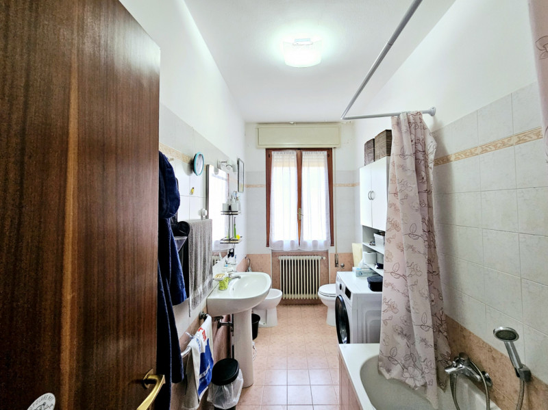 Proponiamo in vendita per investimento, in una tranquilla zona residenziale di Este, appartamento...