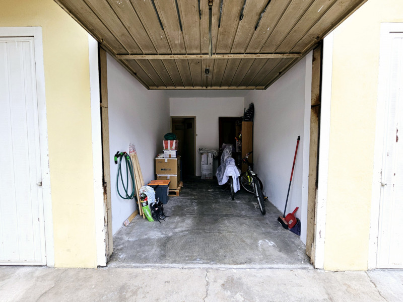Proponiamo in vendita per investimento, in una tranquilla zona residenziale di Este, appartamento...
