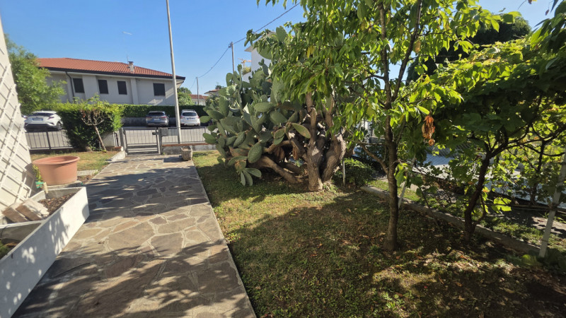 In tranquillo quartiere residenziale a traffico limitato, comodo al centro e ai servizi, proponia...