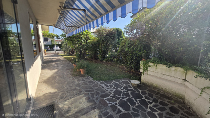 In tranquillo quartiere residenziale a traffico limitato, comodo al centro e ai servizi, proponia...