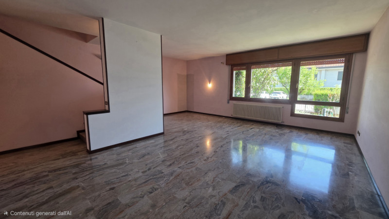 In tranquillo quartiere residenziale a traffico limitato, comodo al centro e ai servizi, proponia...