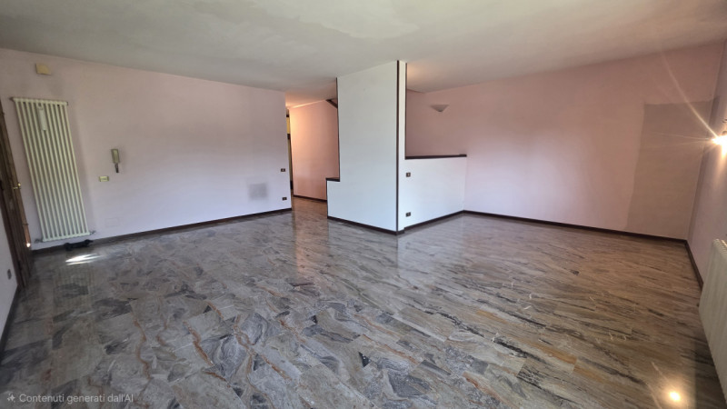 In tranquillo quartiere residenziale a traffico limitato, comodo al centro e ai servizi, proponia...