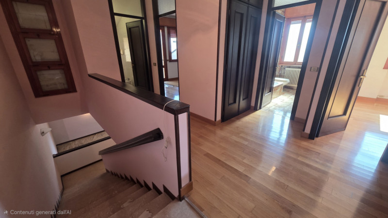 In tranquillo quartiere residenziale a traffico limitato, comodo al centro e ai servizi, proponia...
