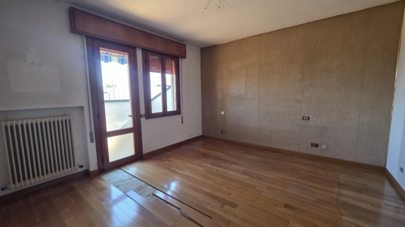 In tranquillo quartiere residenziale a traffico limitato, comodo al centro e ai servizi, proponia...