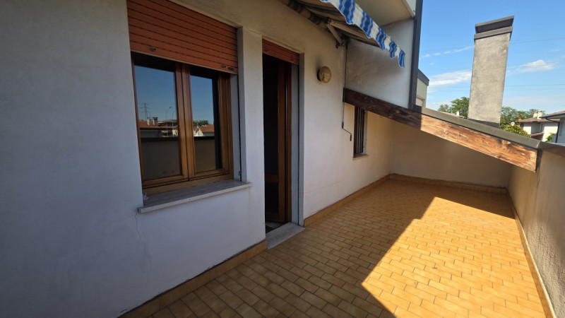 In tranquillo quartiere residenziale a traffico limitato, comodo al centro e ai servizi, proponia...