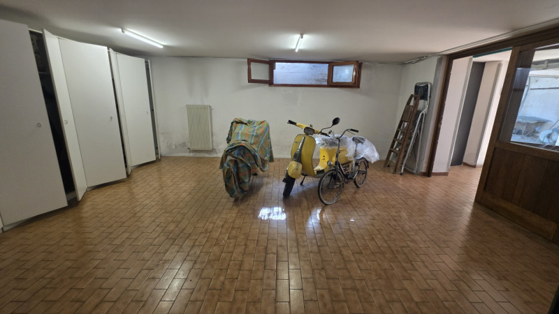 In tranquillo quartiere residenziale a traffico limitato, comodo al centro e ai servizi, proponia...