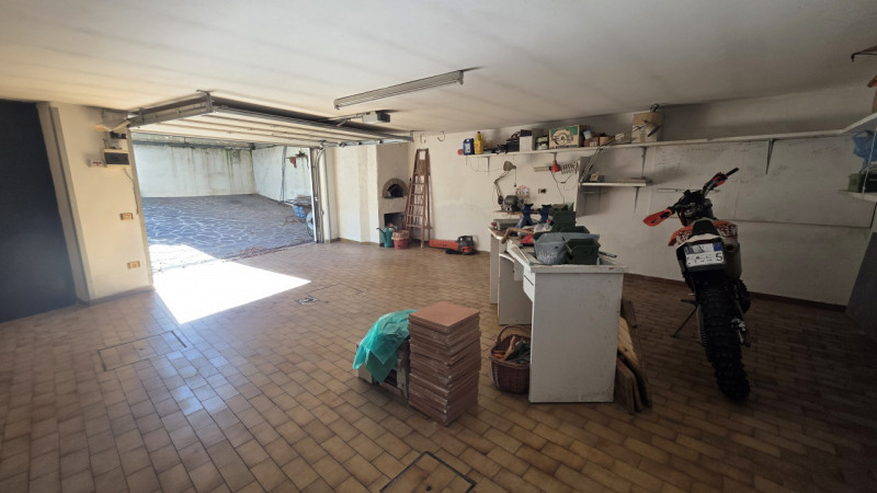 In tranquillo quartiere residenziale a traffico limitato, comodo al centro e ai servizi, proponia...