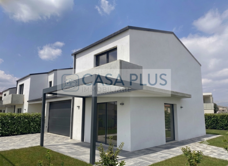 Rossano Veneto, Viale dello Sport, all'interno di un quartiere residenziale tranquillo e ben serv...
