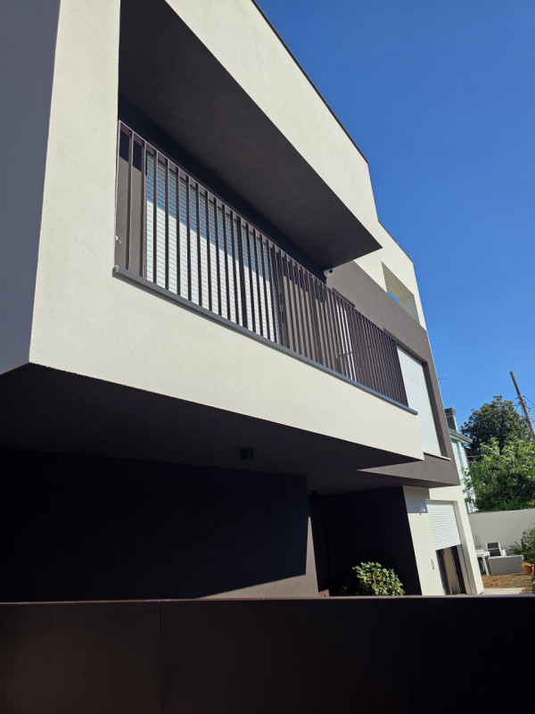Scopri questo splendido attico indipendente nel cuore del rinomato quartiere di Sacra Famiglia a ...
