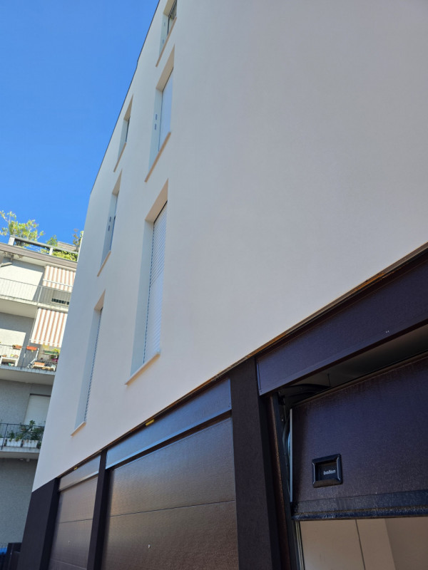 Scopri questo splendido attico indipendente nel cuore del rinomato quartiere di Sacra Famiglia a ...