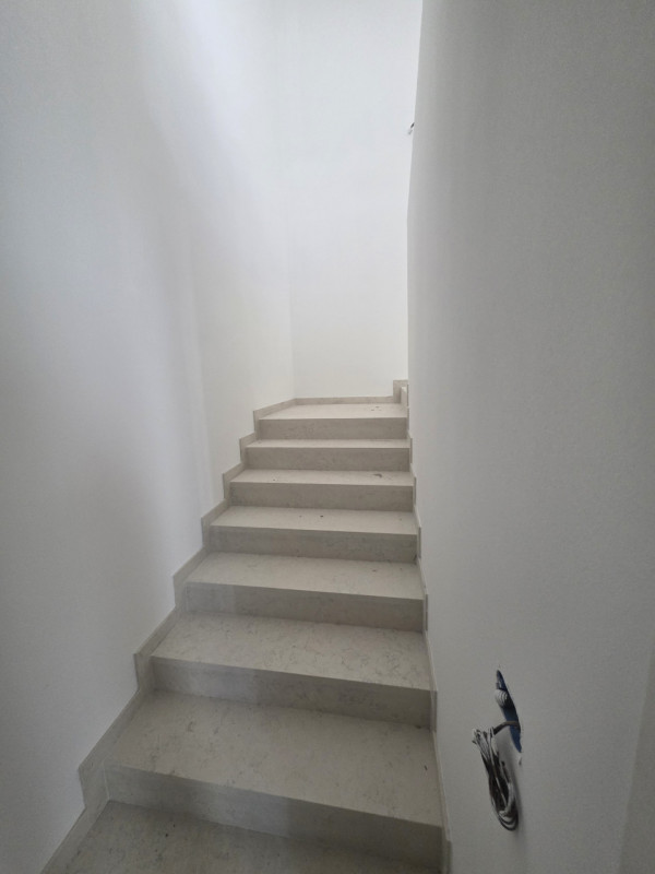 Scopri questo splendido attico indipendente nel cuore del rinomato quartiere di Sacra Famiglia a ...