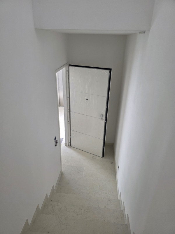 Scopri questo splendido attico indipendente nel cuore del rinomato quartiere di Sacra Famiglia a ...