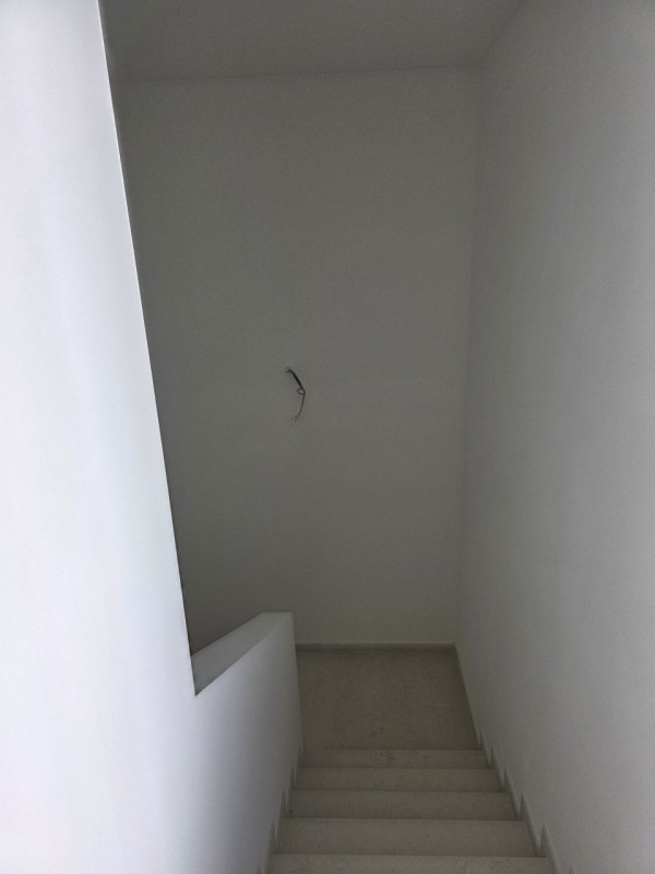 Scopri questo splendido attico indipendente nel cuore del rinomato quartiere di Sacra Famiglia a ...