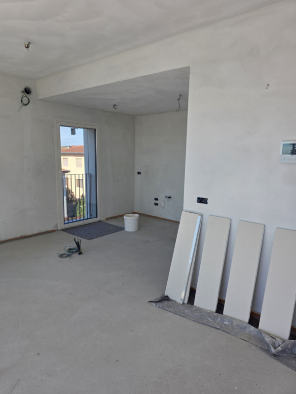 Scopri questo splendido attico indipendente nel cuore del rinomato quartiere di Sacra Famiglia a ...