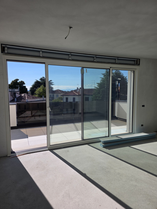 Scopri questo splendido attico indipendente nel cuore del rinomato quartiere di Sacra Famiglia a ...