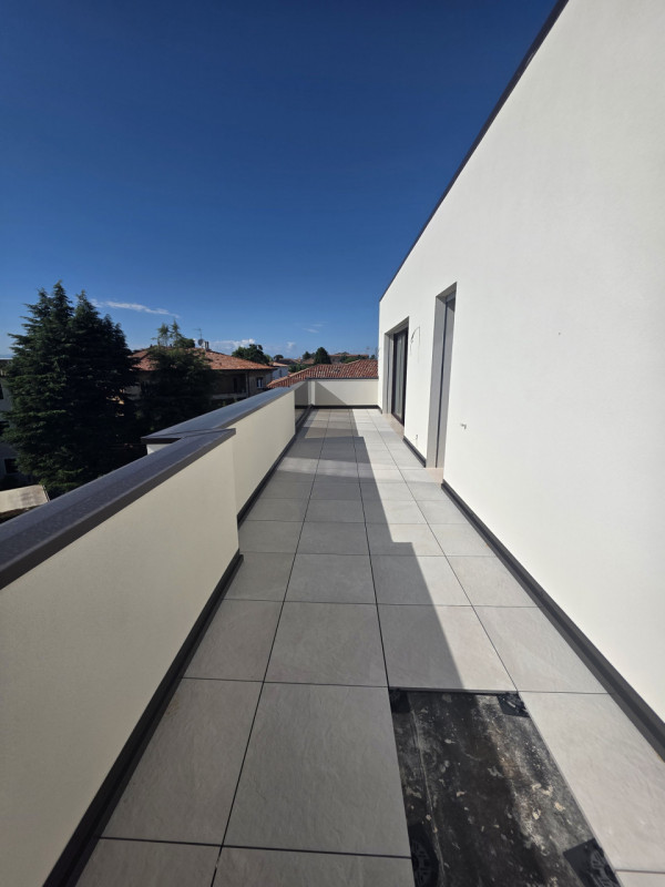 Scopri questo splendido attico indipendente nel cuore del rinomato quartiere di Sacra Famiglia a ...