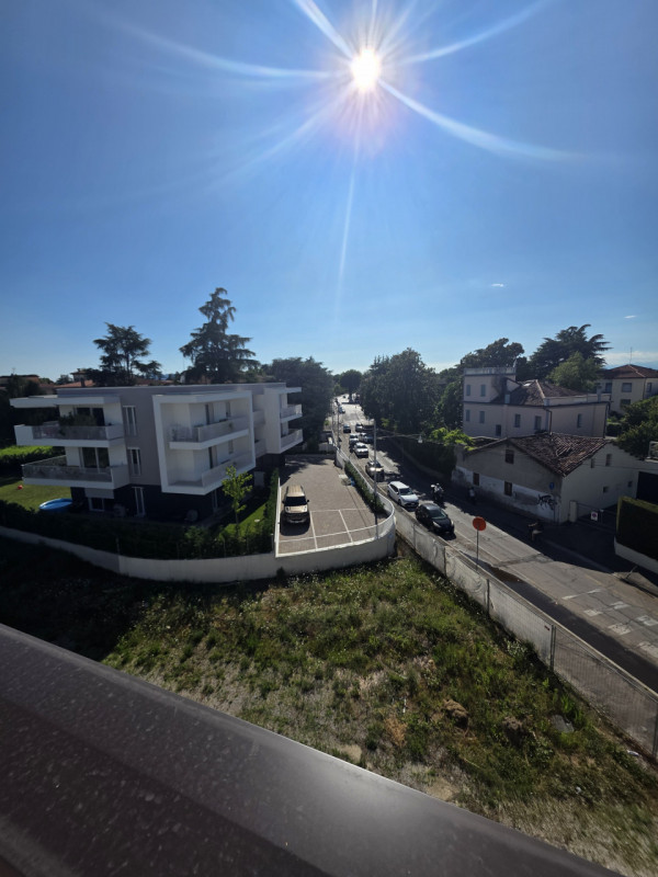 Scopri questo splendido attico indipendente nel cuore del rinomato quartiere di Sacra Famiglia a ...