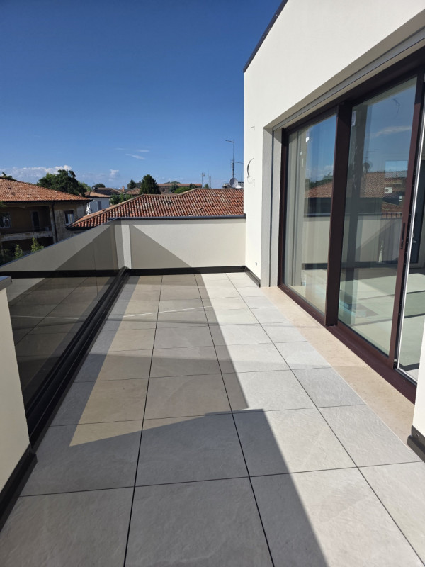 Scopri questo splendido attico indipendente nel cuore del rinomato quartiere di Sacra Famiglia a ...