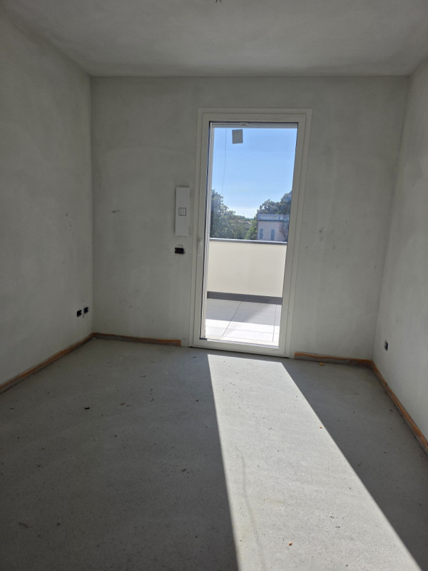 Scopri questo splendido attico indipendente nel cuore del rinomato quartiere di Sacra Famiglia a ...