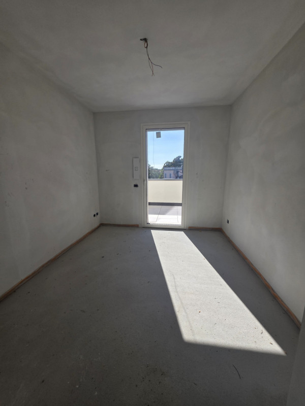 Scopri questo splendido attico indipendente nel cuore del rinomato quartiere di Sacra Famiglia a ...