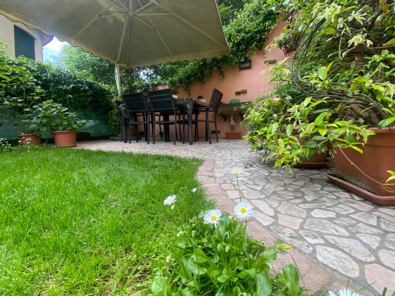 Sant'Andrea Bifamiliare con Giardino 3 camere+Studio/camera , posti auto coperto. 
La casa è dire...