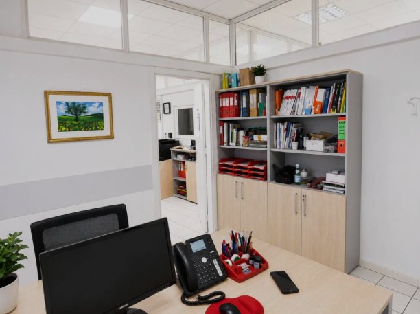 SCHIO - ZONA INDUSTRIALE: Immobile ad uso UFFICIO/LABORATORIO di mq. 350 locato a solida azienda,...